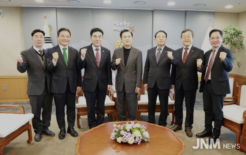 충남 계룡시는 12일 충남도청에서 ‘2026년 대한민국 국제방위산업 전시회(KADEX)’ 개최 준비 상황을 확인하고 상호 협력 방안을 논의했다.