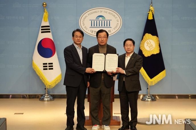 13일 (가운데)이현재 하남시장, (좌)이동환 고양특례시장, (우)주광덕 남양주시장이 국회를 방문하여 신도시 광역교통 문제 해결을 위한 공동 건의문을 발표했다.