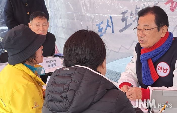 13일 미사역 시계탑 일대에서 열린 ‘이동시장실’에서 한 시민이 망월천 환경개선과 관련하여 이현재 하남시장에게 건의를 하고 있다.