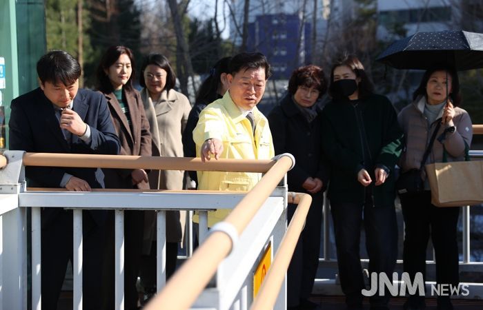 박승원 광명시장이 지난 13일 보수 및 보강공사가 완료된 햇무리 육교를 찾아 현장을 둘러보고 있다.