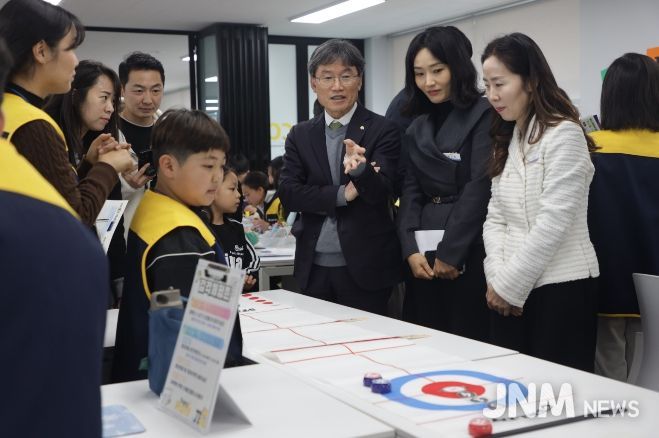 천창수 교육감이 14일 울산수학문화관에서 열린 '파이데이' 행사에 참석에 현장을 둘러보고 있다