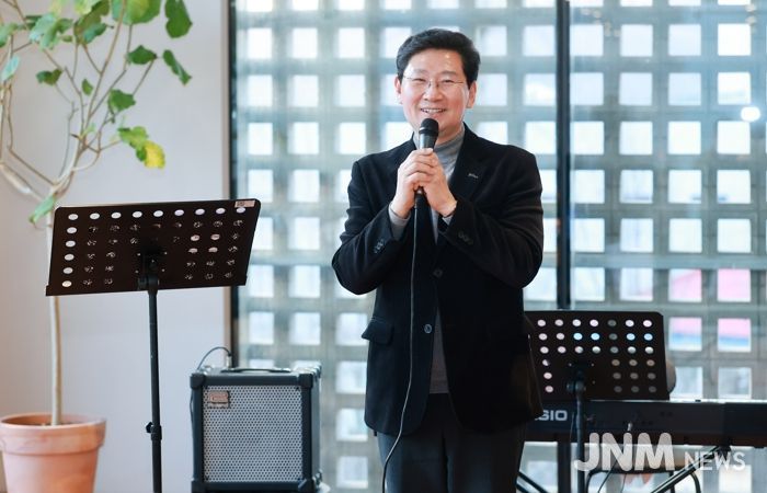 이상일 용인특례시장이 21일 민주평화통일자문회의 용인시협의회 자문위원과 함께하는 봄맞이 음악회에 참석해 인사말 하고 있다