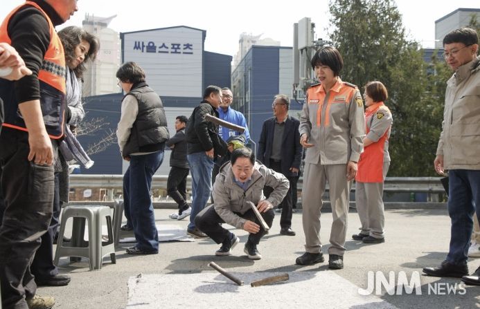 척사대회에 참여 중인 주광덕 시장