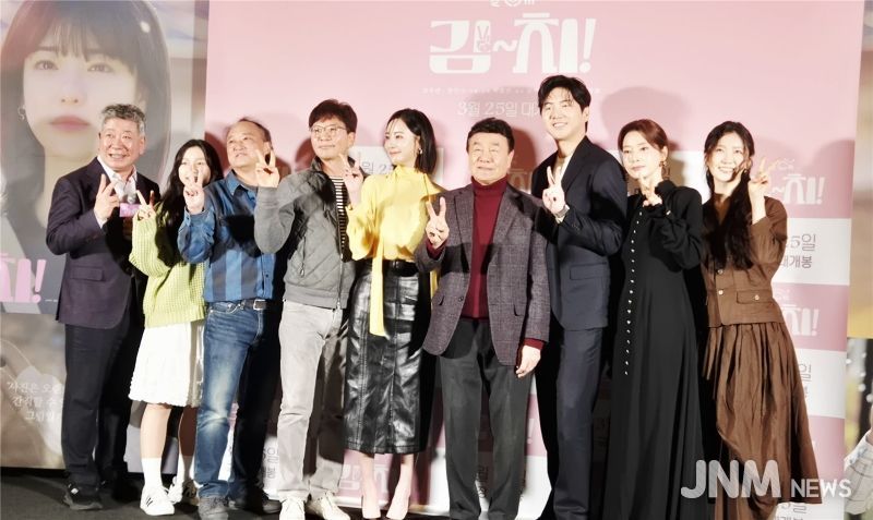 시사회 후 기념촬영(좌로부터 김명국, 박주원, 김정팔, 박철현감독, 이주연, 한인수, 이재준, 김성희, 유현지)