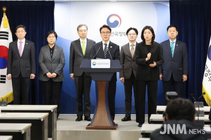 김민석 국무총리가 25일 세종대로 정부서울청사에서 비상경제 대응체계 관련 브리핑을 하고 있다.(국무조정실)