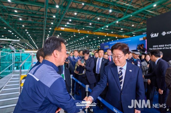 KF-21 양산 1호기 생산현장 시찰