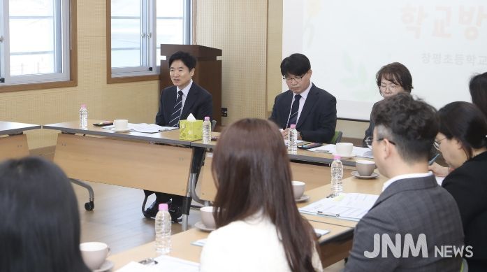 김대중 전라남도교육감과 담양 창평초등학교 교육가족들이 26일 지역사회와 연계한 교육 활성화 방안을 논의하고 있다.