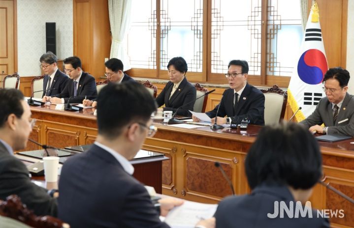 김민석 국무총리가 29일 세종대로 정부서울청사에서 열린 비상경제본부회의를 주재하고 있다.(국무조정실)