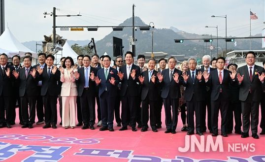 오세훈 서울시장이 4일(토), ‘2026년 부활절 퍼레이드’에서 참석자들과 기념 촬영하고 있다.