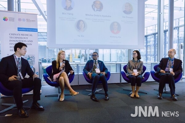 Panelists at the Satellite Symposium on China’s Medical Technology Innovation and Its Implementation for Global Health, held during a World Health Assembly side event in Geneva, May 2025. From left to right: Min Yang, Senior Program Officer, Gates Foundation (Facilitator); Mitoha Ondo’o Ayekaba, Ministry of Health and Social Welfare, Equatorial Guinea; Ira Ovesen, Deputy Representative, UNFPA China; Ye Xu, Senior Health Advisor, Asian Development Bank; and Xicheng Xie, Co-Founder, Edan Instruments, Inc.