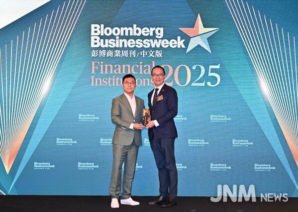 메티스 사업개발부 부국장 퀸튼 하우(Quentin Hau, 왼쪽)가 시상식에서 회사를 대표해 “신탁 서비스 우수상”을 수상