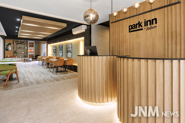 Park Inn by Radisson Melbourne Carlton _ lobby