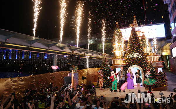 미키 마우스와 미니 마우스가 ‘Magical Christmas @ 하버시티’ 점등식에 참석해, 9미터 높이의 마법 크리스마스 트리를 둘러싸고 수백 명이 모여 축제의 분위기를 즐겼습니다.