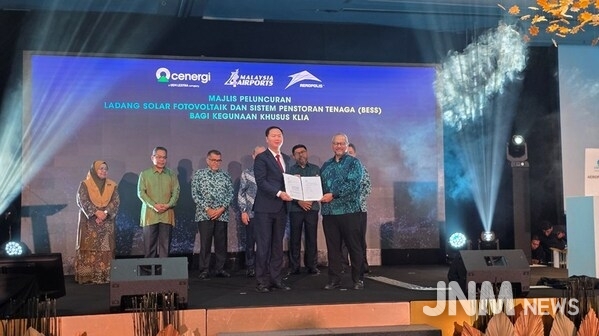 Oscar Chan, GM of Energy Storage International Sales Department at EVE Energy, and En Harman, President of Cenergi SEA, jointly unveiled the energy storage procurement contract.