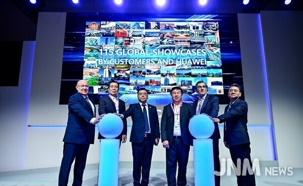from left to right: Len De Villiers, Chief Technology and Information Officer of Eskom; Zhang Liangang, Chief Scientist of Shandong Port Group; Nicholas Ma, Corporate Vice President, President Global Gov. & Enterprise Key Accounts, Huawei; Dennis Uy, CEO and Co-Founder of Converge ICT; Dr. Juan Abarca Cidón, President of HM Hospitales; and Su Yila, Deputy Director of PetroChina (Beijing) Digital Intelligent Research Institute Co., Ltd, CNPC